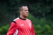 luis-fabiano-e-hostilizado-antes-de-jogo-do-sao-paulo-em-florianopolis