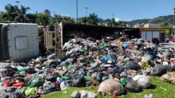 caminhao-de-lixo-tomba-no-centro-de-florianopolis