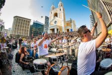 com-o-titulo-de-“a-maior-das-americas”,-a-orquestra-de-baterias-de-florianopolis-celebra-a-10a-edicao-com-450-bateristas-tocando-juntos