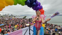 parada-lgbti+-de-florianopolis-leva-publico-as-ruas-neste-domingo;-fotos