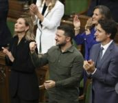 parlamento-do-canada,-zelensky-e-trudeau-homenageiam-um-veterano-nazista-do-3o-reich-com-aplausos-de-pe