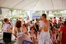 festa-das-cores-movimenta-o-mes-das-criancas-no-shopping-itaguacu