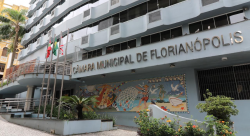 corais-natalinos-encantam-e-levam-a-magia-do-natal-ao-vao-central-do-floripa-shopping