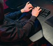 “um-mercado-para-predadores”:-novo-mexico-processa-meta-e-mark-zuckerberg-por-exploracao-infantil-apos-investigacao