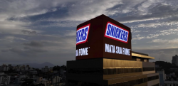 snickers lanca-campanha-em-midia-d|ooh-inedita-em-florianopolis