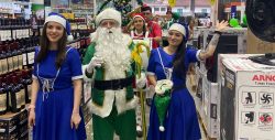 papai-noel-leva-alegria-a-criancada-no-brasil-atacadista