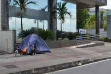 morador-de-rua-diz-ter-‘autorizacao’-e-arma-barraca-em-frente-ao-mpf-em-florianopolis