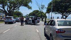 carro-com-bebe-e-quatro-adultos-capota-na-beira-mar-norte,-em-florianopolis