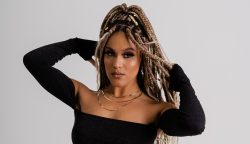 cantora-annyria-faz-show-especial-no-dia-da-mulher,-em-florianopolis