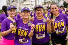 com-mais-de-2,5-mil-atletas,-netshoes-run-colore-de-roxo-a-beira-mar-continental-de-florianopolis