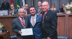 instituto-dos-advogados-de-santa-catarina-(iasc)-homenageia-o-secretario-de-estado-da-educacao