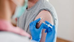 vacinas-em-florianopolis:-saiba-onde-se-imunizar-contra-dengue-e-gripe-na-capital