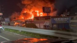 video:-incendio-de-grandes-proporcoes-consome-galpao-de-autopecas-em-florianopolis