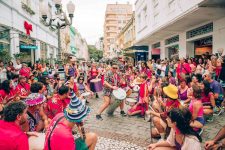 fanfarra-da-ponte-vai-agitar-o-centro-de-florianopolis-com-arraia-fora-de-epoca