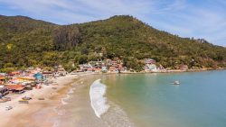 praia-de-florianopolis-e-a-mais-poluida-por-microplastico-do-brasil